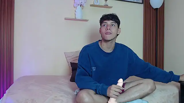 TwoHotTrouble  online show from April 9, 2026, 9:32 pm