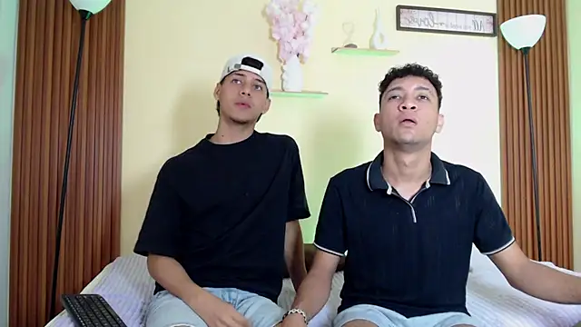 TwoHotTrouble  online show from March 31, 2026, 9:28 pm