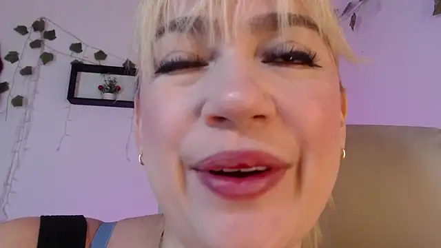 Snapshot of Carolina_2403 chatting on June 3, 2026, 2:55 pm Carolina 2403 online show from June 3, 2026, 2:55 pm