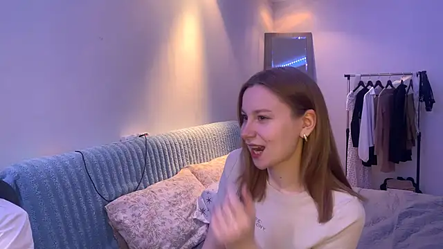 ReynaSweet  online show from April 3, 2026, 10:27 pm