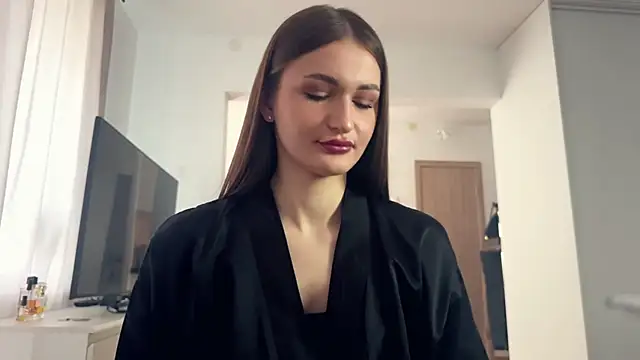 HallieHollo online show from April 3, 2026, 6:09 am