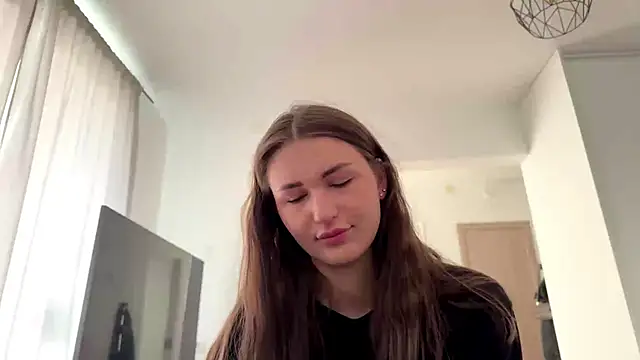 HallieHollo online show from April 16, 2026, 7:20 am