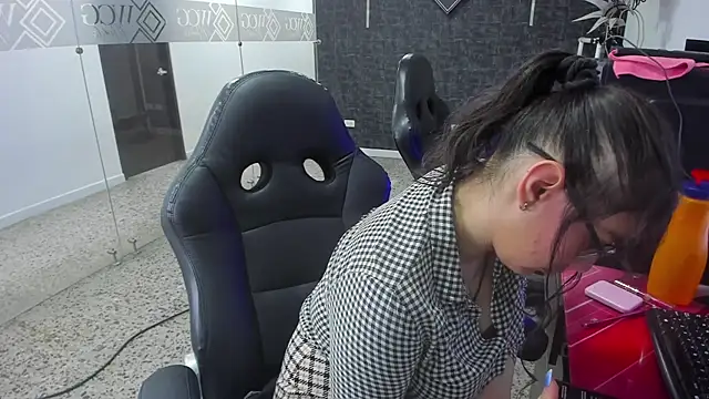 Ellaa honey online show from April 14, 2026, 2:11 pm