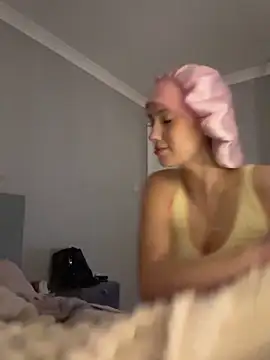 Goldenfairy online show from April 17, 2026, 1:19 am