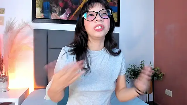 AliceThompsonn  online show from April 10, 2026, 6:04 pm