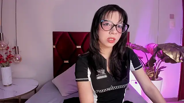 AliceThompsonn  online show from April 21, 2026, 12:56 am