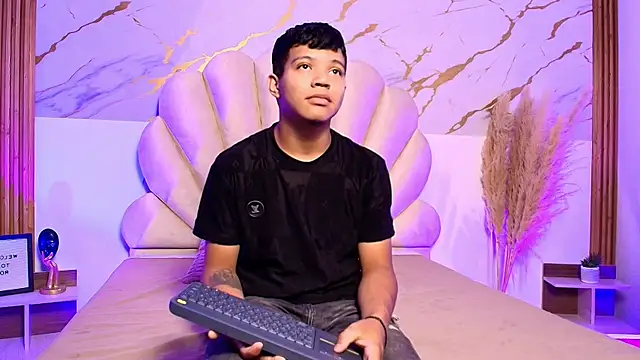 Miaa Hero online show from April 16, 2026, 7:14 pm