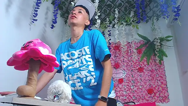 Thiagorincon22 online show from April 10, 2026, 7:43 pm