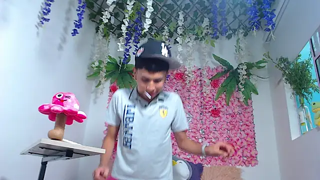 Thiagorincon22 online show from April 8, 2026, 9:38 pm