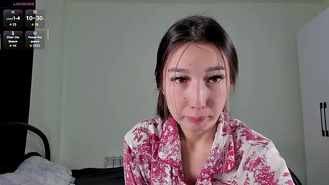 MoonPetite online show from April 11, 2026, 4:31 am