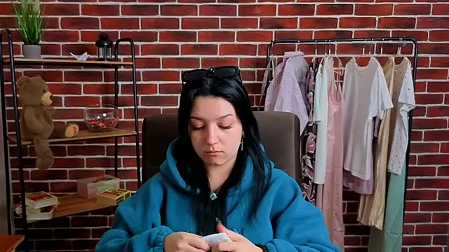 AnnaaPage online show from April 15, 2026, 1:48 pm