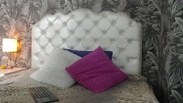 ViviJones online show from June 12, 2026, 7:33 pm