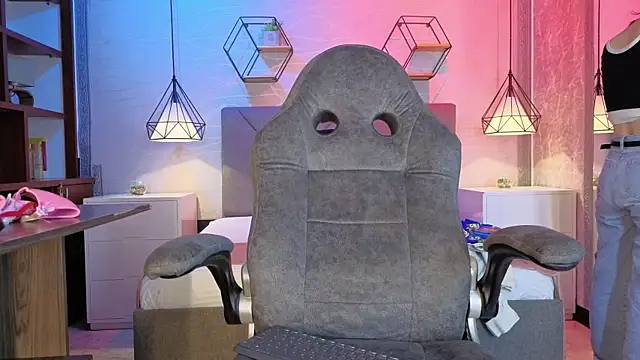 lhiamfitt10 online show from April 6, 2026, 3:02 pm