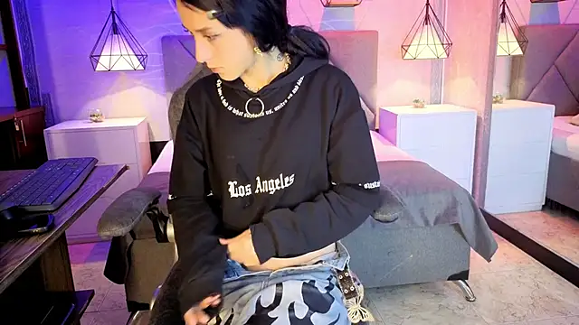 lhiamfitt10 online show from April 17, 2026, 11:18 pm