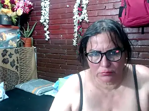 kristalmarelyn online show from April 14, 2026, 5:23 am