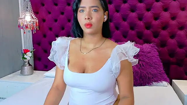 HilaryQueen  online show from April 15, 2026, 1:26 pm