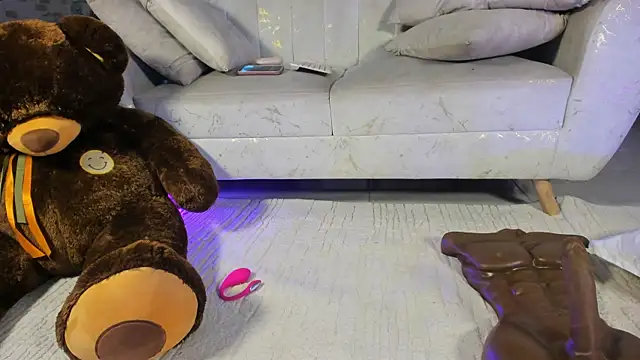 Rolyloren1 online show from May 23, 2026, 3:33 pm