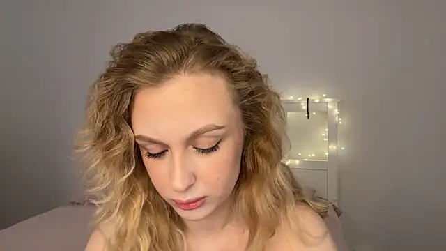 ReginaJoyy online show from April 17, 2026, 5:21 am