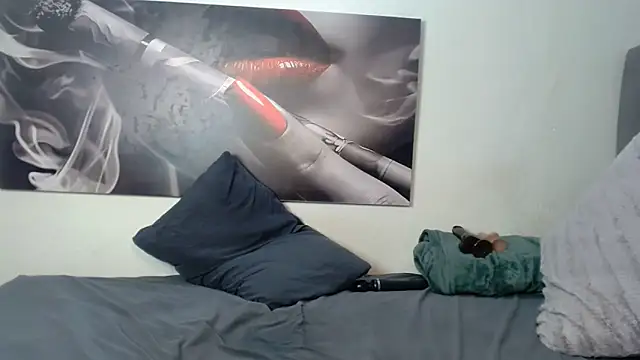 Lola-77 online show from April 16, 2026, 9:39 pm