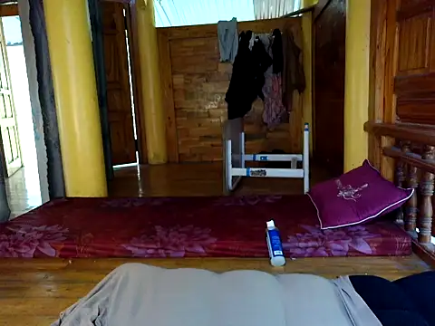 Mely2005 online show from April 17, 2026, 12:57 am