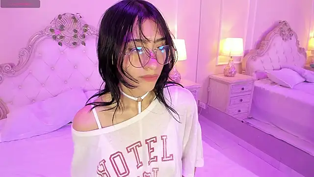 EstherValliere online show from April 11, 2026, 1:26 pm