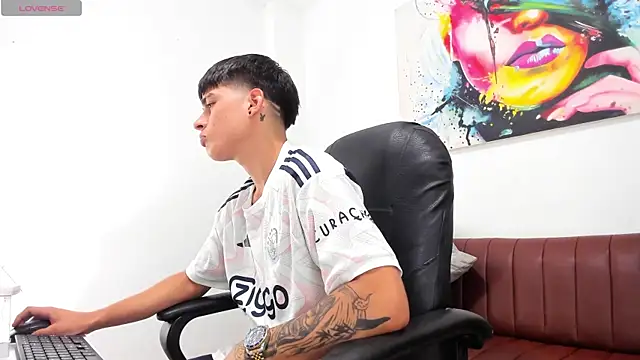 Thebestboyhot online show from April 16, 2026, 6:14 am