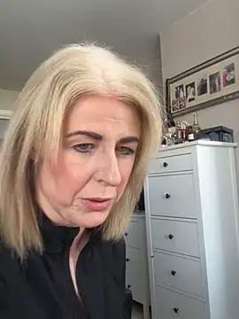 Laylaskyexx online show from April 14, 2026, 10:31 am