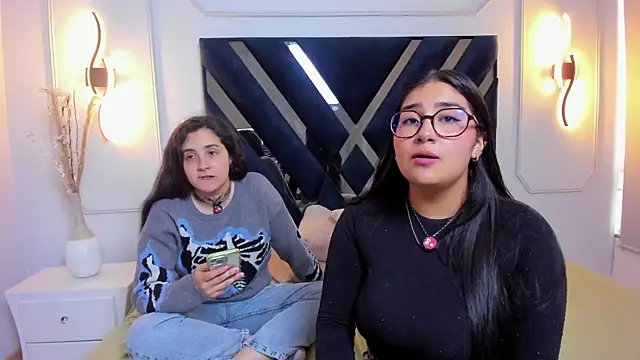 Elisa n Emma online show from April 8, 2026, 7:26 pm