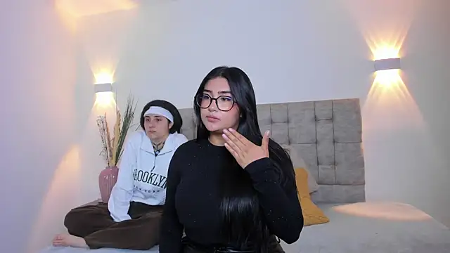 Elisa n Emma online show from April 5, 2026, 7:42 pm