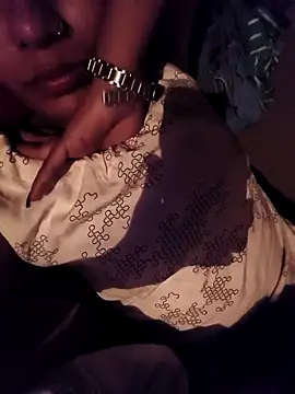 shreyaverma899 online show from April 18, 2026, 6:32 pm