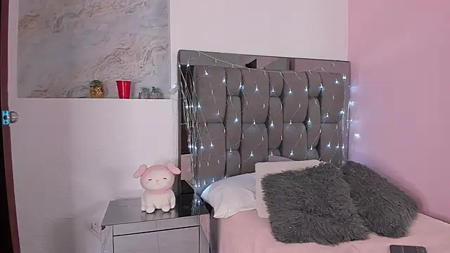 Kendall Rous  online show from April 13, 2026, 1:48 pm