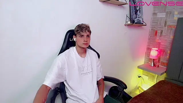 flaquito    online show from April 4, 2026, 9:10 pm