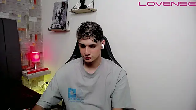 flaquito    online show from April 21, 2026, 8:48 pm