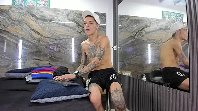 logan-wollf online show from April 17, 2026, 7:38 pm