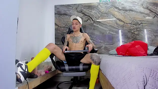 logan-wollf online show from April 13, 2026, 7:40 pm