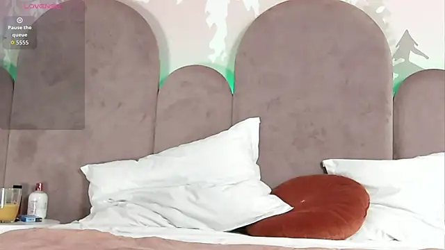 NolaDonovan online show from April 18, 2026, 7:58 pm