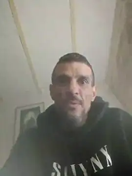 Snapshot of Guillelp chatting on May 18, 2026, 5:45 am Guillelp online show from May 18, 2026, 5:45 am