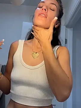 AliciaDx online show from April 17, 2026, 9:50 pm