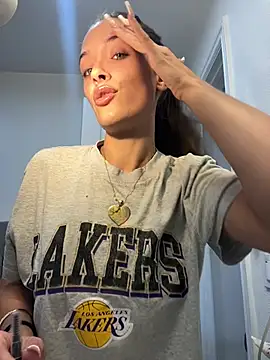 AliciaDx online show from April 13, 2026, 7:40 pm