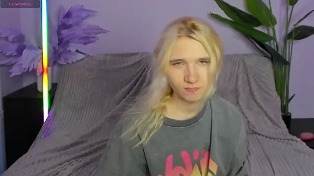 Kitty Blondie online show from April 6, 2026, 4:46 am