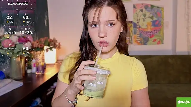 bikinibottom001 online show from April 18, 2026, 2:25 am