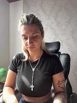 Snapshot of Isabella_varella- chatting on June 22, 2026, 2:25 pm Isabella varella- online show from June 22, 2026, 2:25 pm