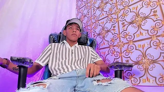 SlimLatino  online show from April 16, 2026, 4:02 am