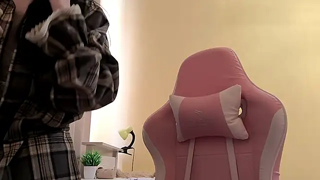 Aria Mur  online show from April 20, 2026, 2:25 am