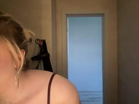 Snapshot of kirtova_ chatting on June 7, 2026, 12:43 pm kirtova online show from June 7, 2026, 12:43 pm