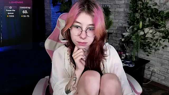 Snapshot of Alice_Nyx chatting on June 30, 2026, 8:31 pm Alice Nyx online show from June 30, 2026, 8:31 pm