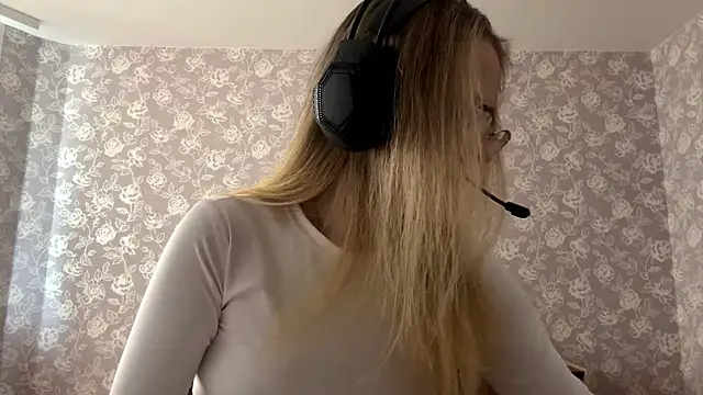 ElmiraGildea online show from April 10, 2026, 11:06 am