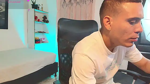 Axel  fierro online show from April 4, 2026, 10:49 pm