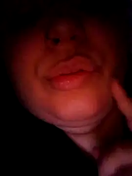 criscvwolff99 online show from April 7, 2026, 3:52 am