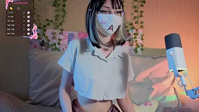 Snapshot of LunaNyanmi chatting on June 6, 2026, 1:49 pm LunaNyanmi online show from June 6, 2026, 1:49 pm